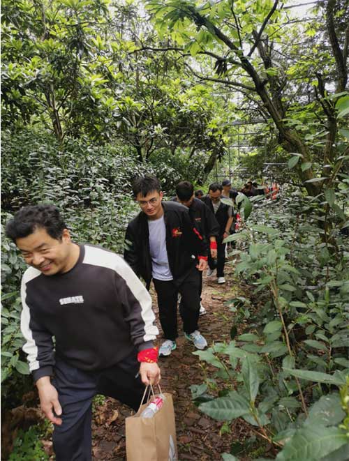 【登山望湖 走進(jìn)春天】上海創(chuàng)力集團(tuán)開展2024年山野徒步活動(dòng)(圖2)